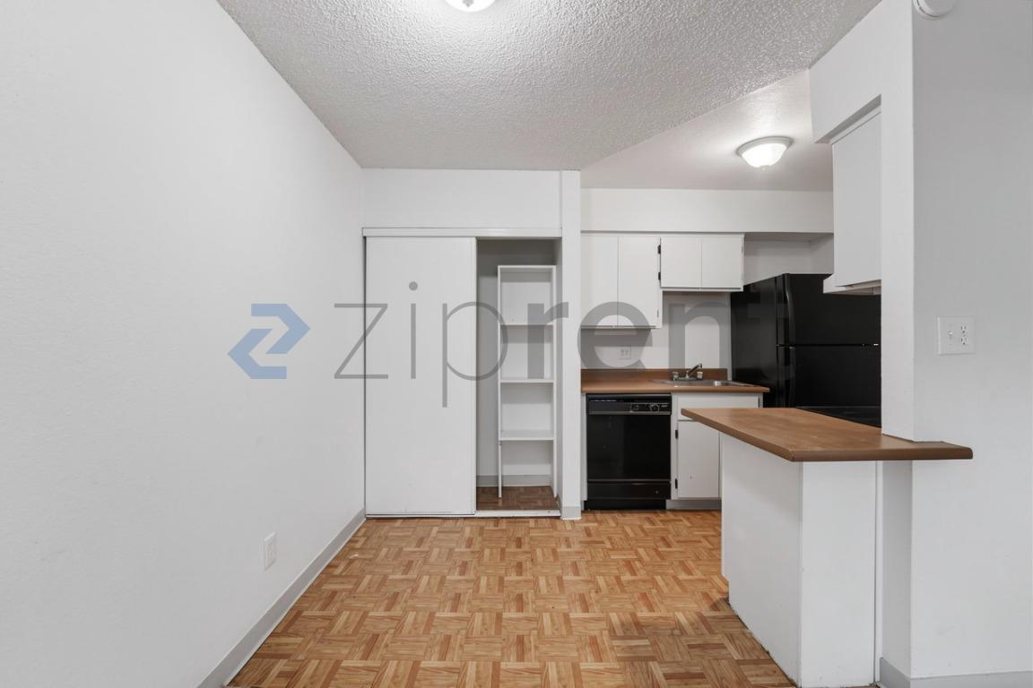 Building Photo - Unit 711