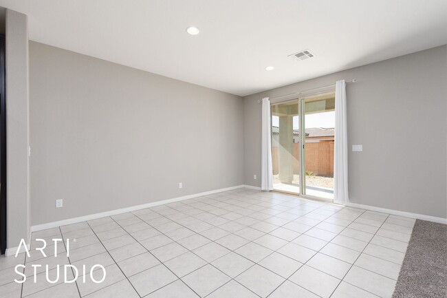 Building Photo - Beautiful 4 bedroom 2.5 bathrooms Two-Stor...