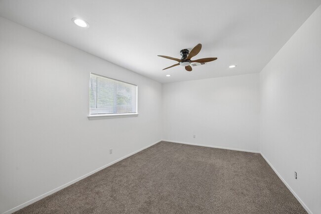 Building Photo - 7050 Cole Creek Dr