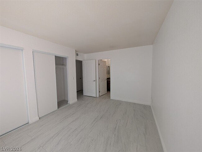 Building Photo - 7200 W Pirates Cove Rd