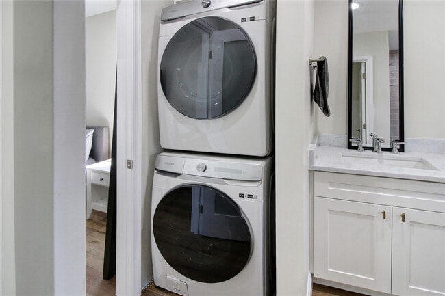 Building Photo - 211 SE 16th Ave