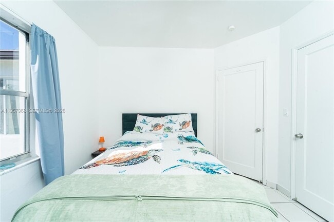 Building Photo - 1215 NE 127th St