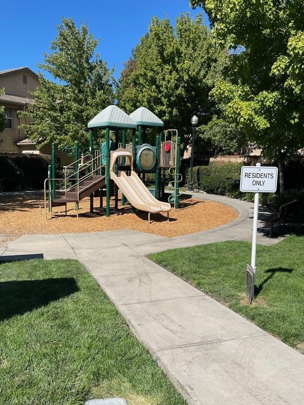 Building Photo - 3301 N Park Dr