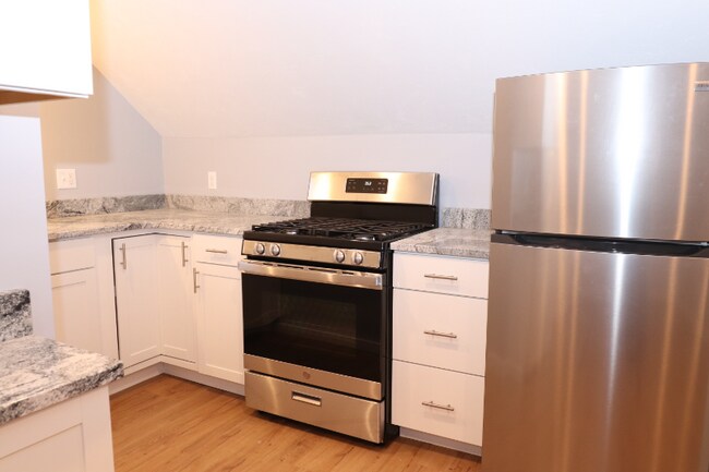 Building Photo - 73 Everett St