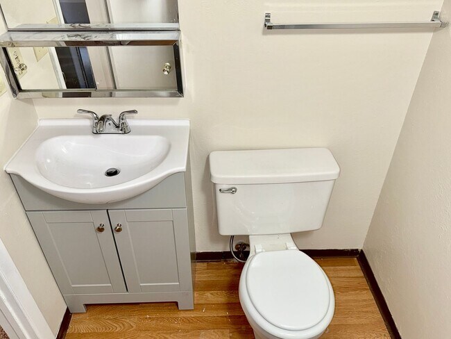 Building Photo - 3 Bedroom 2 1/2 Bath Home Nestled on a Qui...