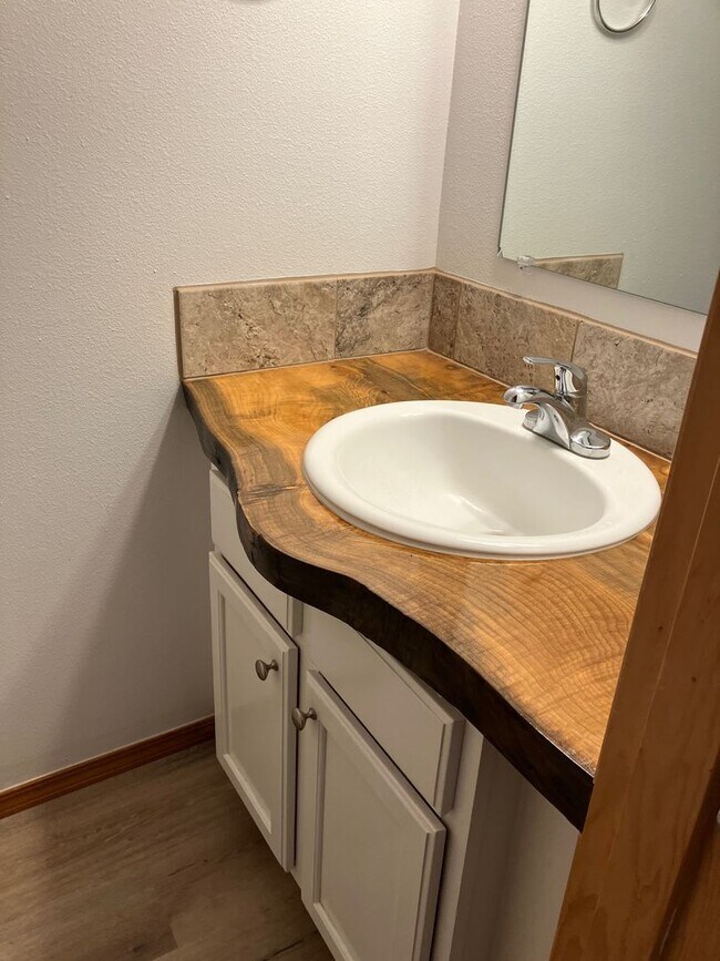 Building Photo - 3 Bedroom 2 bath house in Newberg