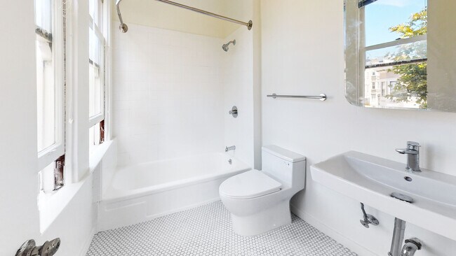Building Photo - 509 Greenwich-