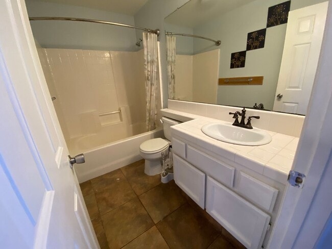 Building Photo - Great North Hanford Location