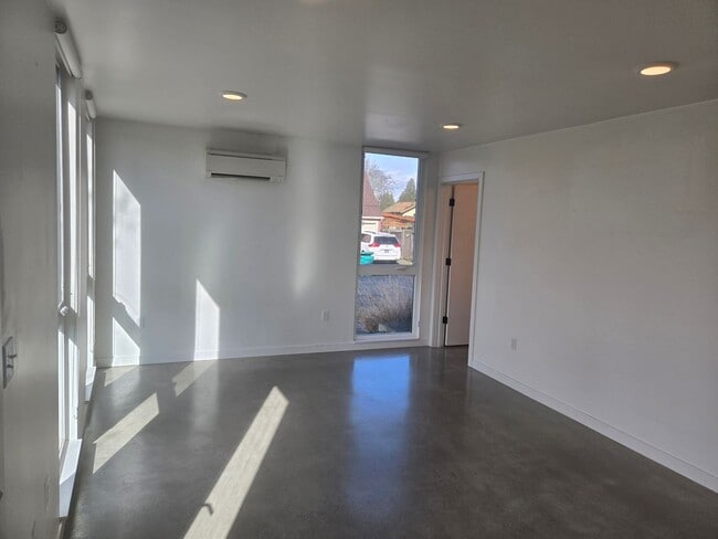 Building Photo - N Vancouver (3215)