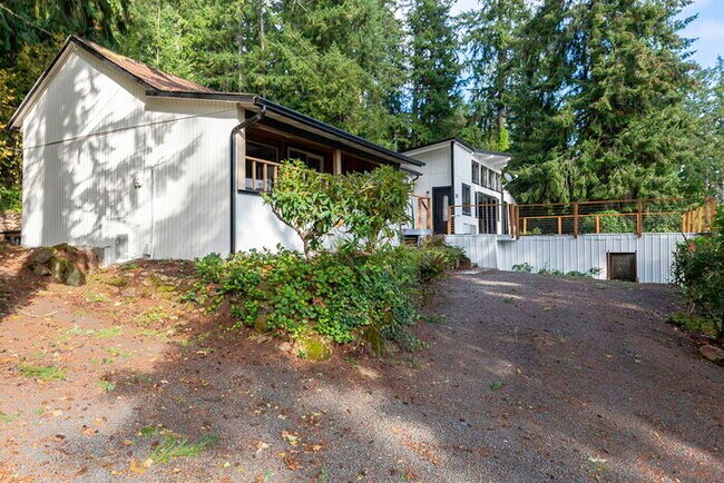 Building Photo - BEAUTIFUL CABIN STYLE HOME ACROSS FROM SILVER LAKE