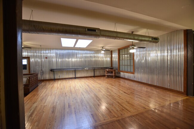 Building Photo - Stunning  2 Bedroom Loft @ Piedmont Leaf Lofts in Innovation Quarter!