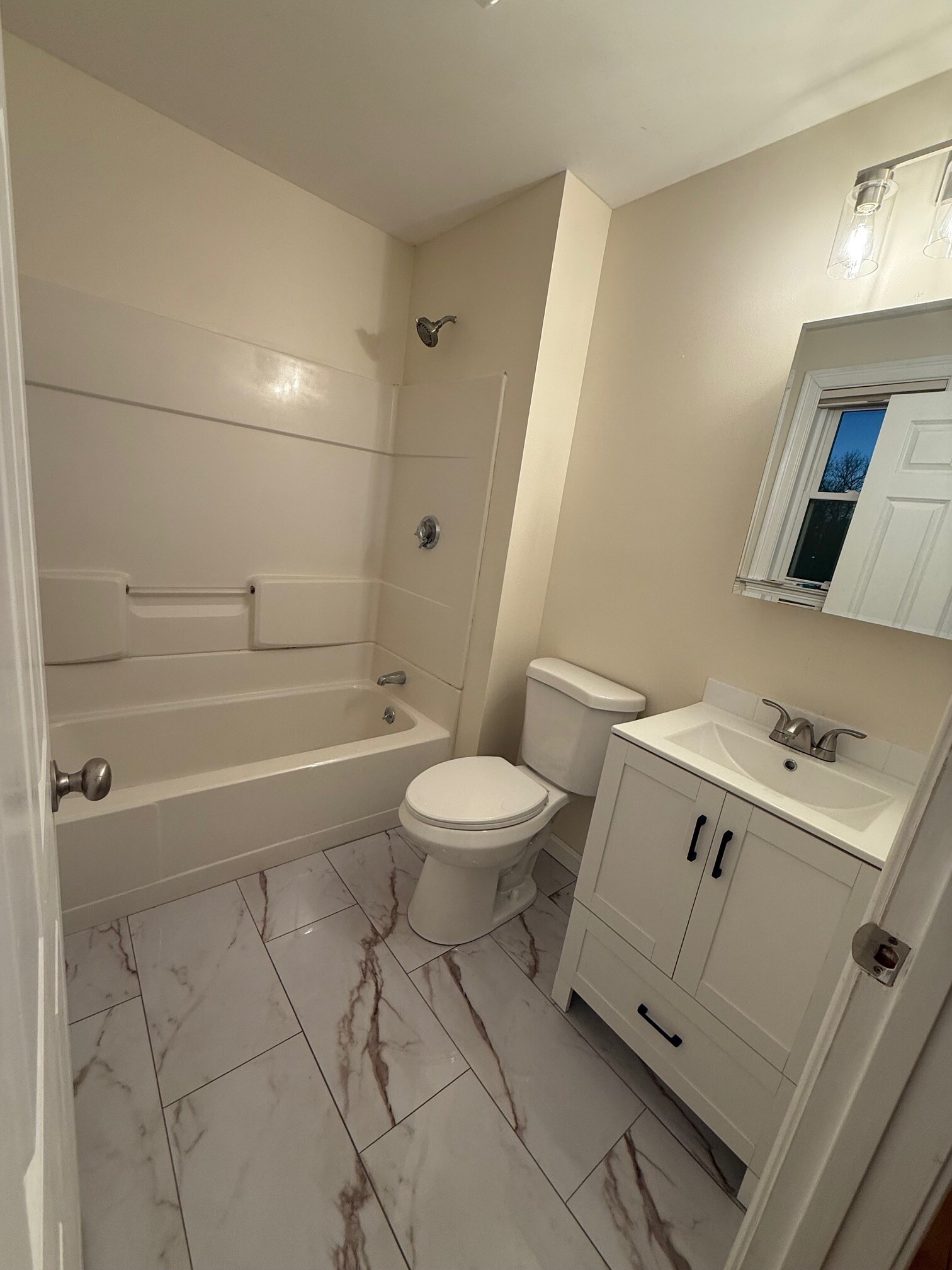 Building Photo - 95 Lake St