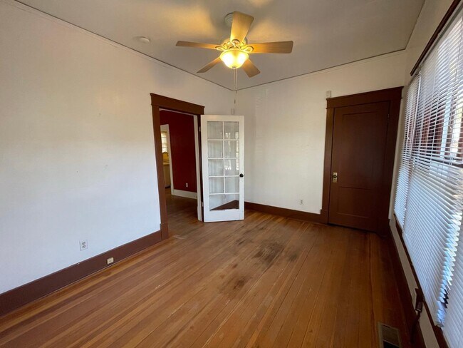 Building Photo - 123 Maple St NE