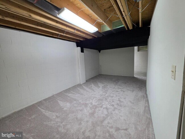 Building Photo - 614 E Pebworth Rd