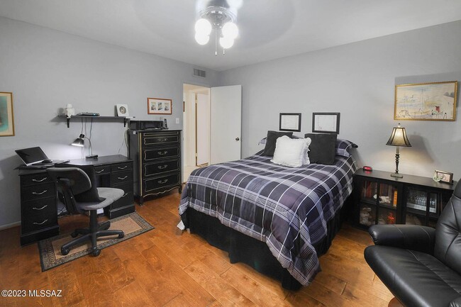 Building Photo - 250 W Greenock Dr