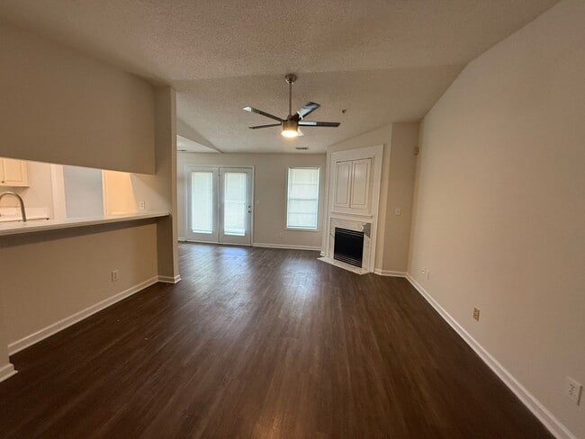 Primary Photo - Modern Updated Top Floor unit! Freshly Pai...