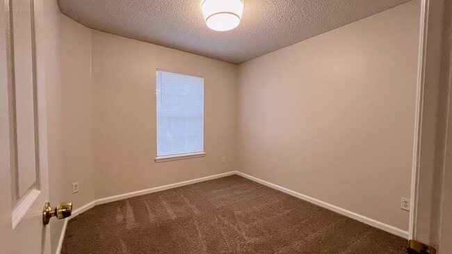 Building Photo - 5647 Bennington Dr