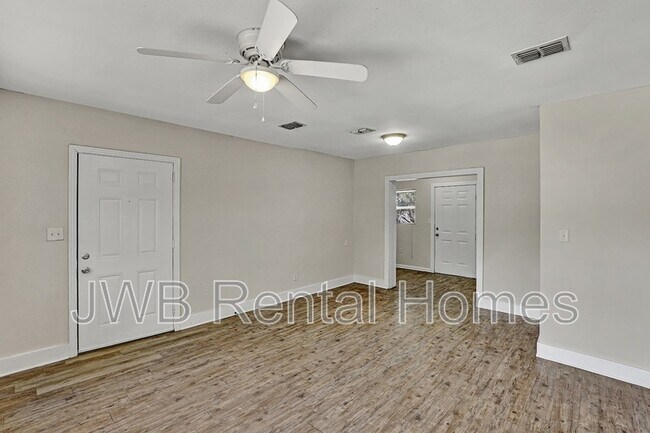 Building Photo - 31 E 45th St
