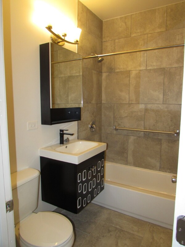 Building Photo - 8246 S Racine Ave