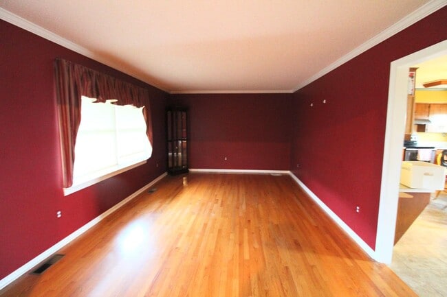 Building Photo - For Rent: Spacious Ranch-Style Home with S...