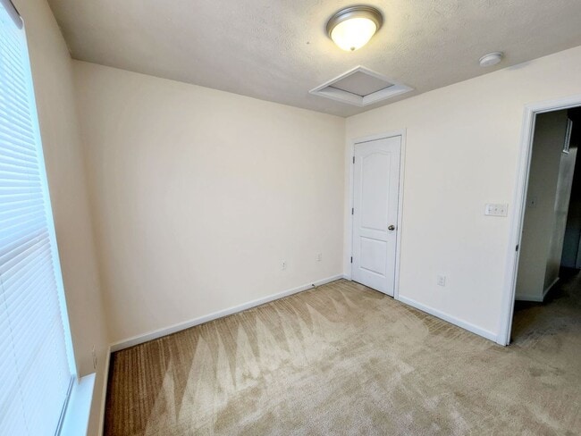 Building Photo - 3 bed/2.5 bath Townhouse in Westover - Ava...