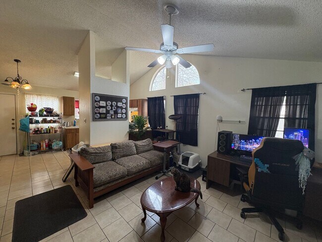 Building Photo - Charming Updated Duplex Unit with Private Yard & Modern Finishes