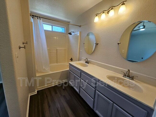 Building Photo - 3533 Des Moines Dr