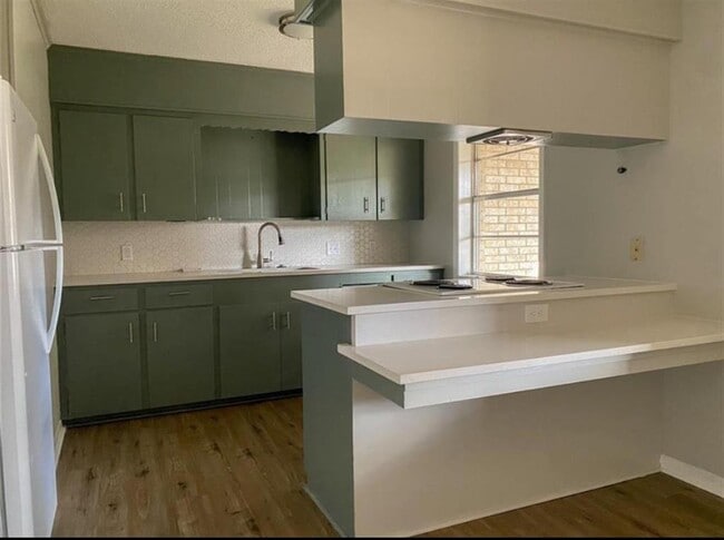 Building Photo - 912 Avenue H