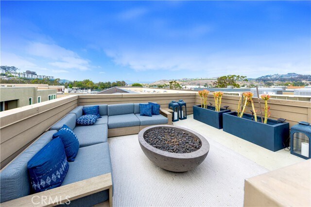 Building Photo - 983 Doheny Way
