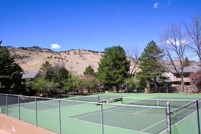 Building Photo - Sunlit and Stylish 3 Bedroom Townhouse by Wonderland Lake