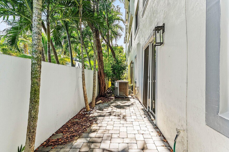 Building Photo - 3006 Waterside Cir