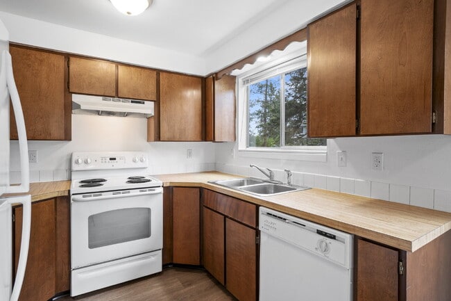 Building Photo - Updated Turnkey 2 Bed 1-bathroom spacious ...