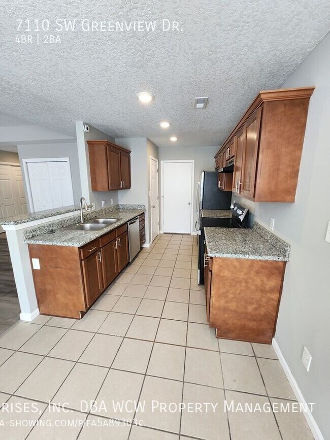 Building Photo - 7110 SW Greenview Dr