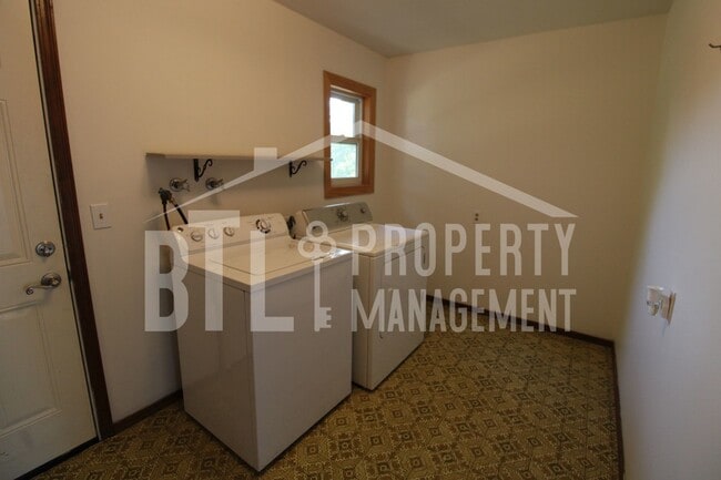 Building Photo - Charming 3-Bedroom Home in Branson – Great...