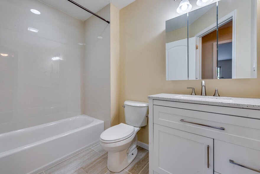 Building Photo - 5 Anastasia Ct