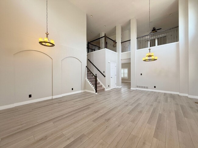 Building Photo - Rare Mountain View Gem for Rent in Erie!
