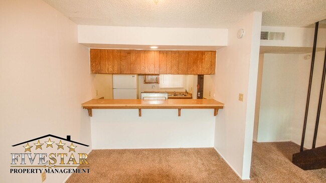 Building Photo - 201 Jardin Ct