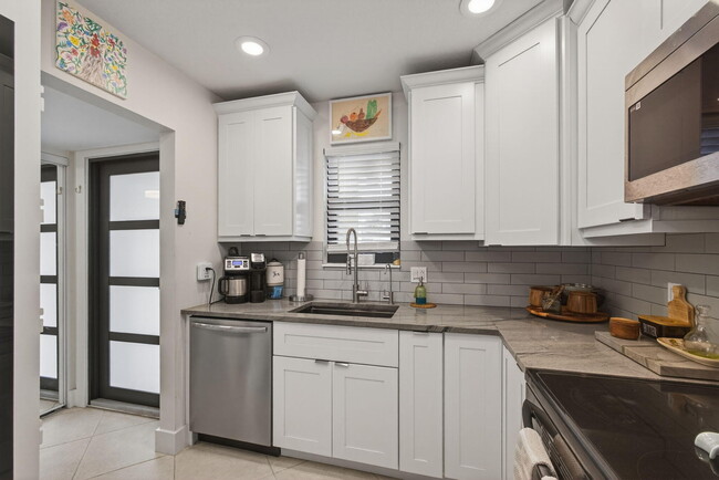 Building Photo - 2532 Boundbrook Dr S