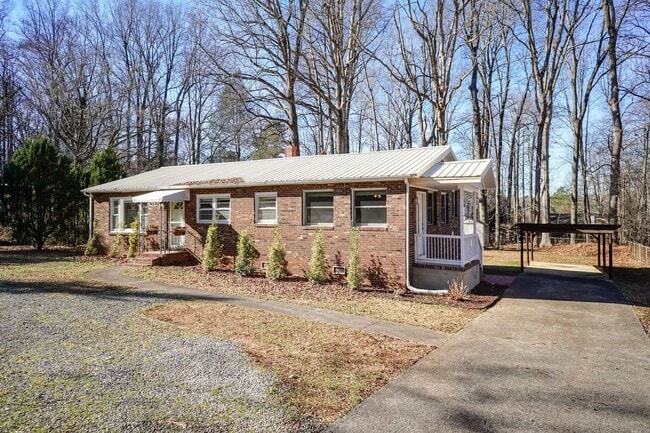 Building Photo - Gorgeous Three Bedroom Home!