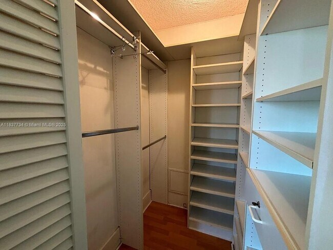 Building Photo - 825 Brickell Bay Dr