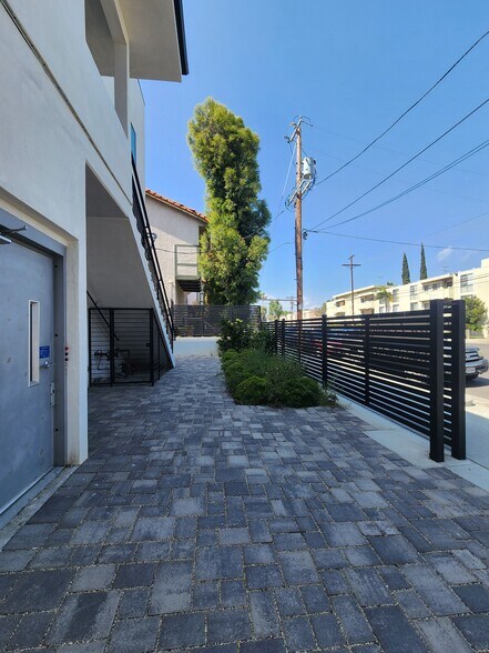 Building Photo - 6061 Fulton Ave