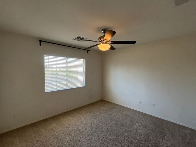 Building Photo - 4 Bedroom Home in Lantana Village Near E Ocotillo Rd. and S McQueen Rd!