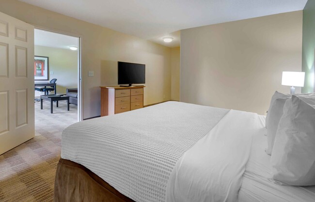 Building Photo - Furnished Studio-Tampa - Airport - Memoria...