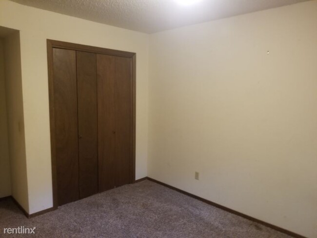 Building Photo - 2 br, 2 bath Condo - 2421 Yellowstone #2202