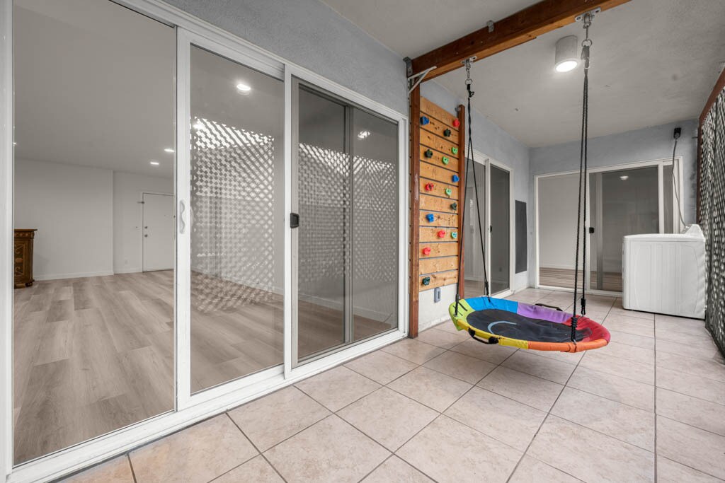 Building Photo - 423 S Rexford Dr