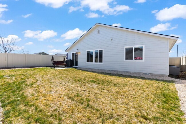 Building Photo - 3 Bedroom, 2 Bath Single Level Home in Desirable Meridian Location!