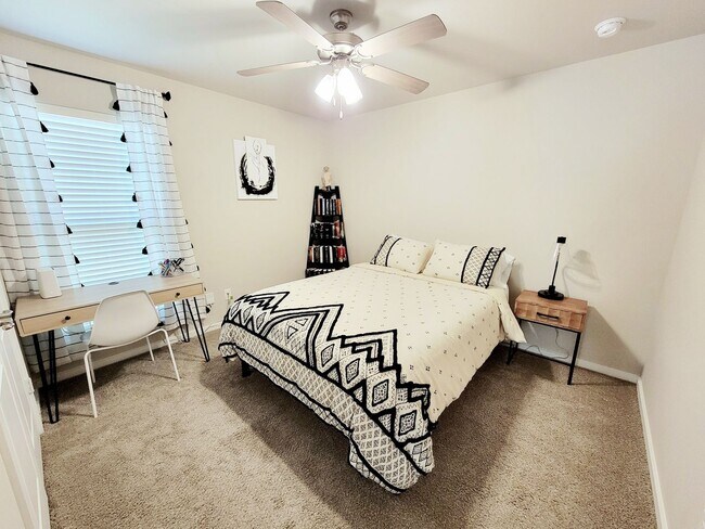 Building Photo - FULLY FURNISHED! Stunning 3/2/2