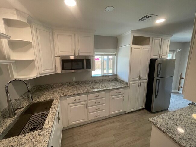 Building Photo - Fully Remodeled Tempe