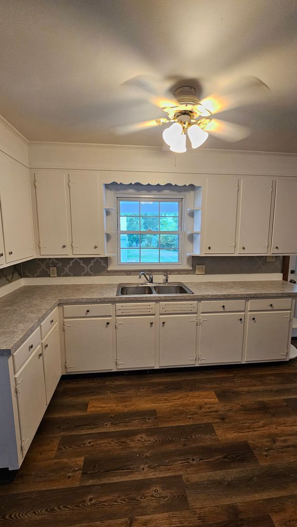 Building Photo - 3 Bedroom Single Family Home
