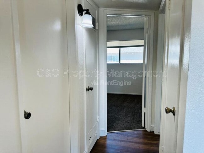 Building Photo - 1668 W Ashlan Ave